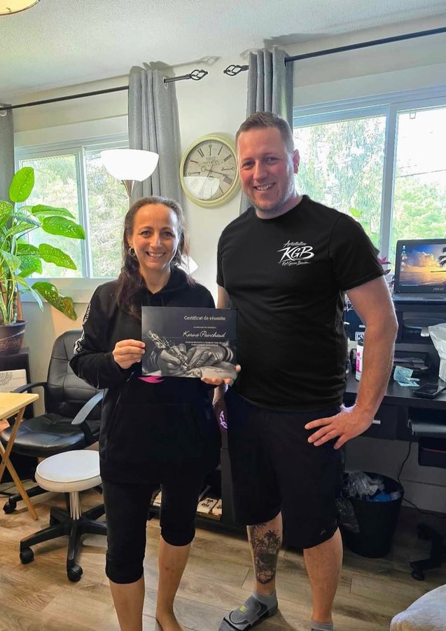 Karine Painchaud recevant son certificat de réussite Artisttattoo KGB