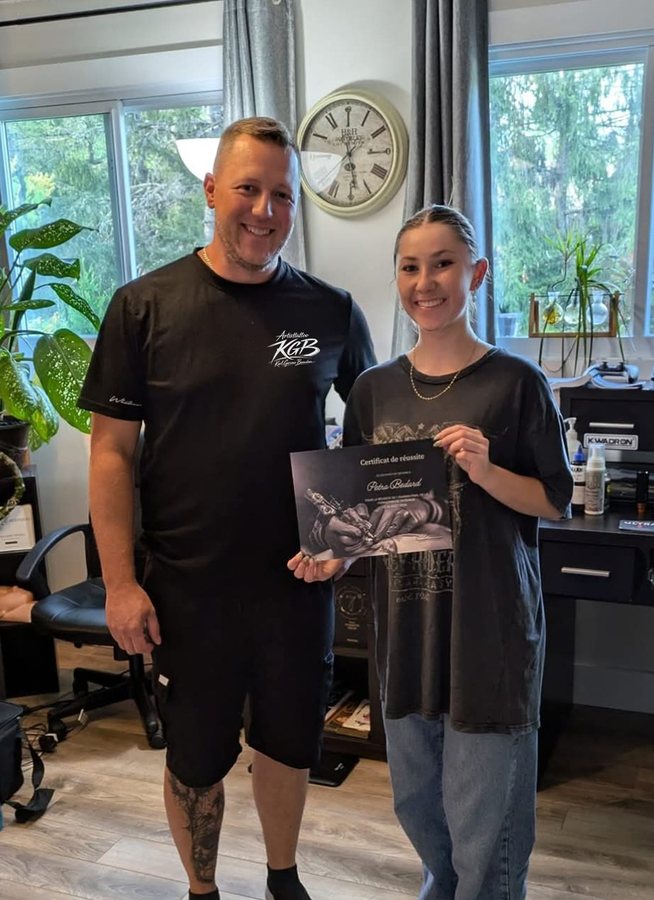 Petra Bédard recevant son certificat de réussite Artisttattoo KGB