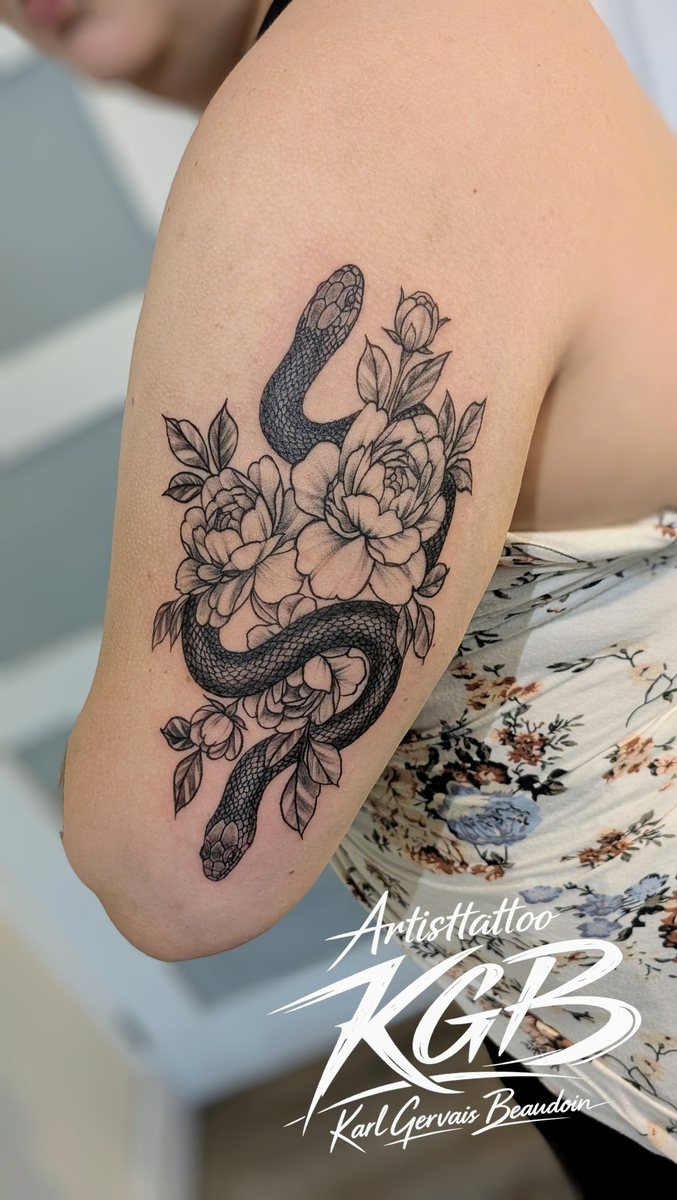Serpent et pivoines en fine line sur le bras