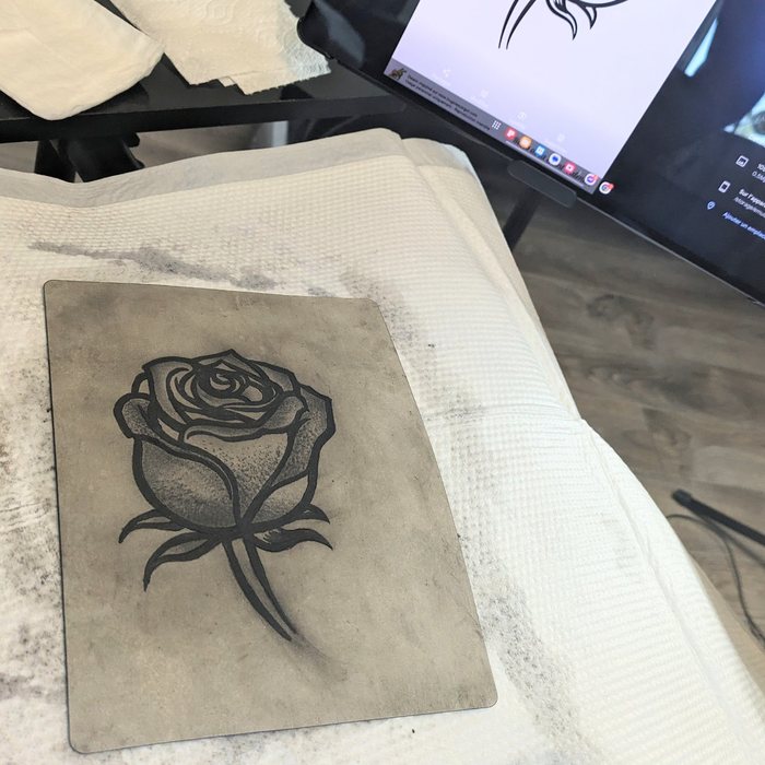 Rose en dotwork réalisée par Karine sur peau synthétique