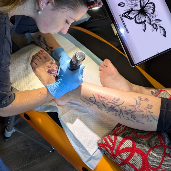 Petra réalisant son premier vrai tatouage