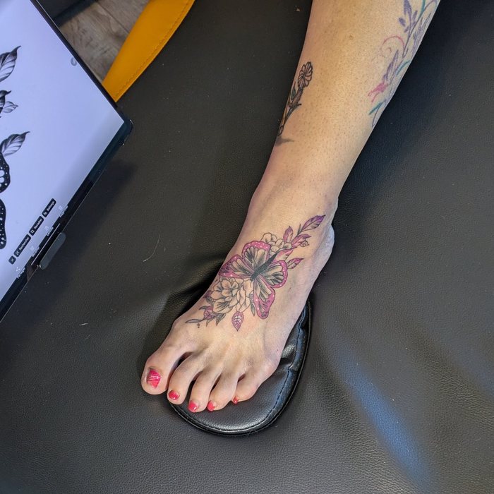 Tatouage floral couleur terminé par Petra