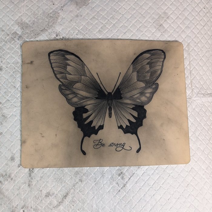 Papillon réalisé par Petra sur peau synthétique